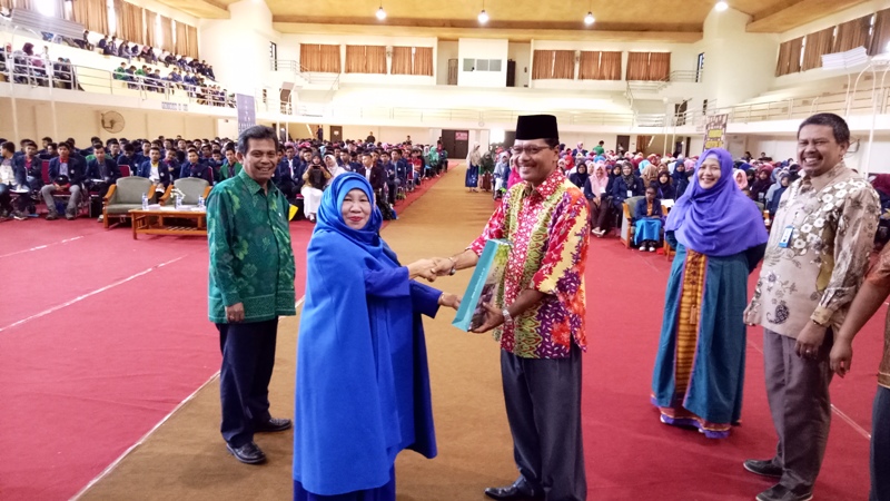 direktur Politani menyerahkan cenderamata kepada bupati Irfendi Arbi